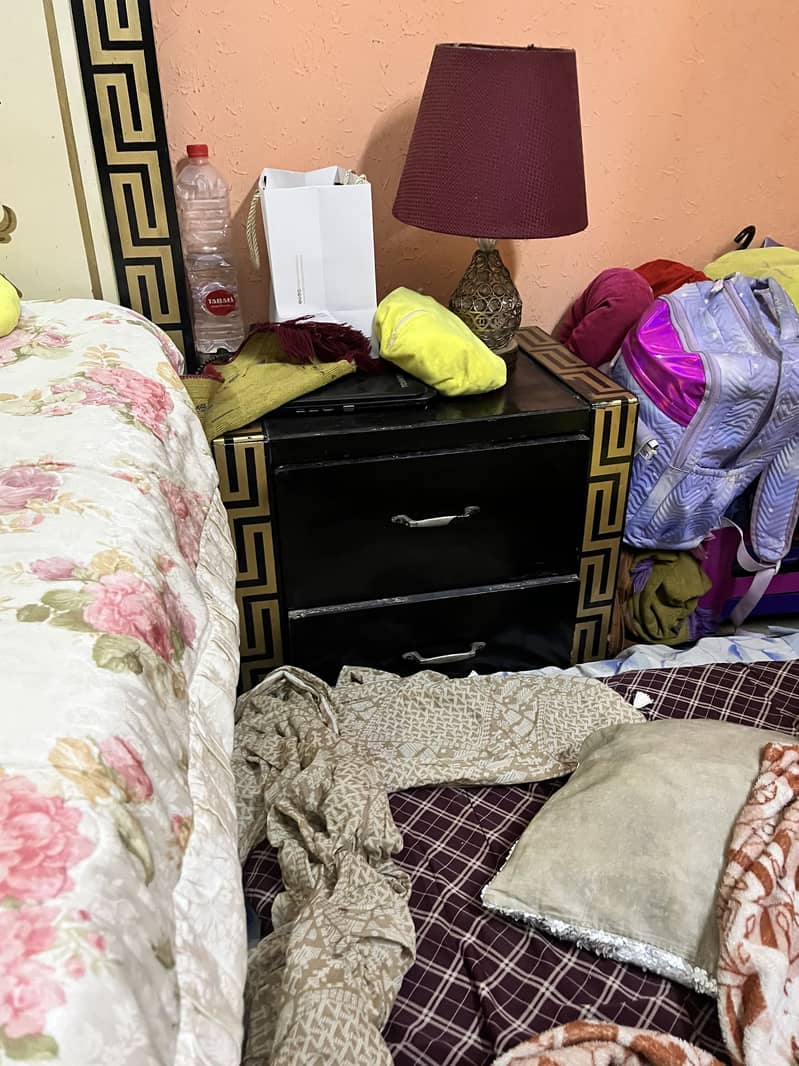 Bed with side table and dressing table 5
