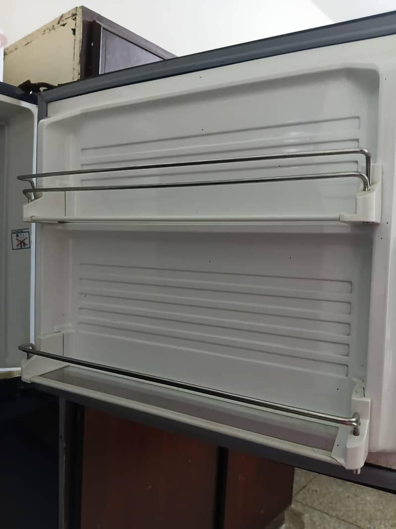 dawlance large fridge 4