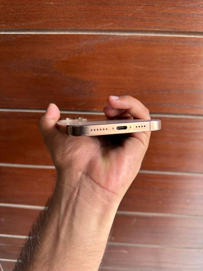 Apple iPhone 16 Pro Max 4