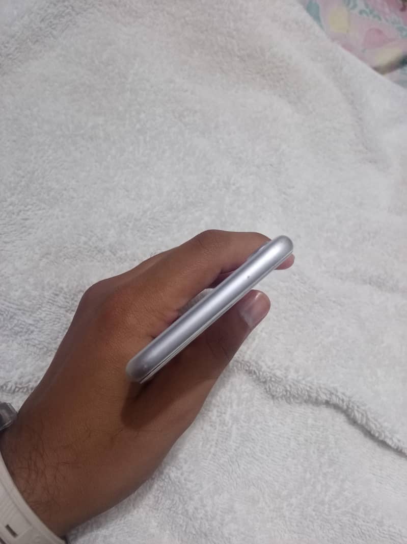 Apple iPhone 8 3