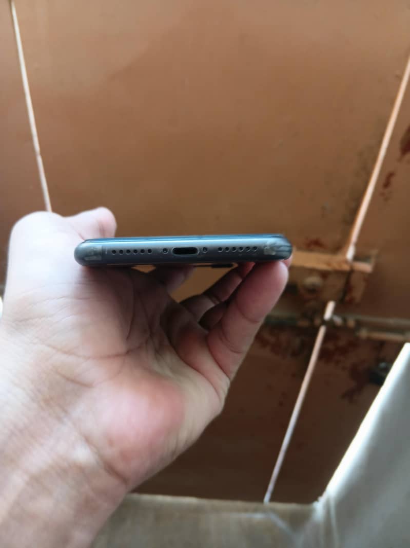 Apple iPhone 11 4