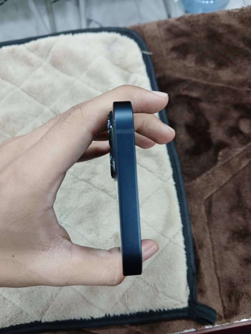 Apple iPhone 13 2