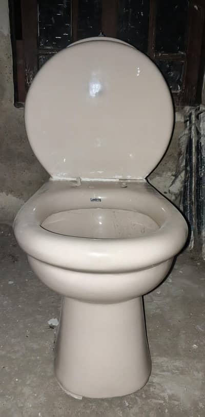 Lambrey Commode