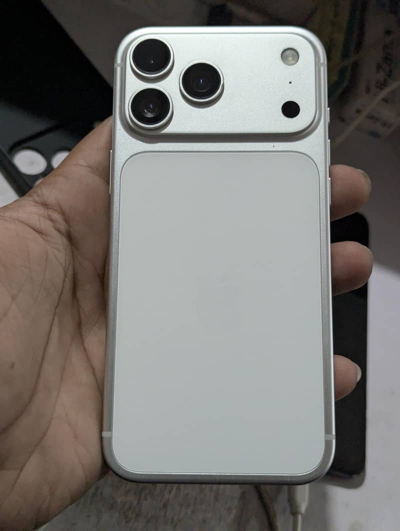 Apple iPhone 17 Pro Max 12