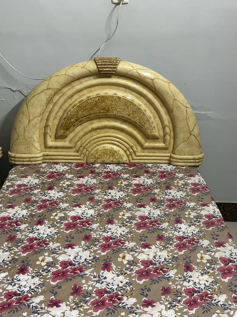 2 single beds 2 side tables 1