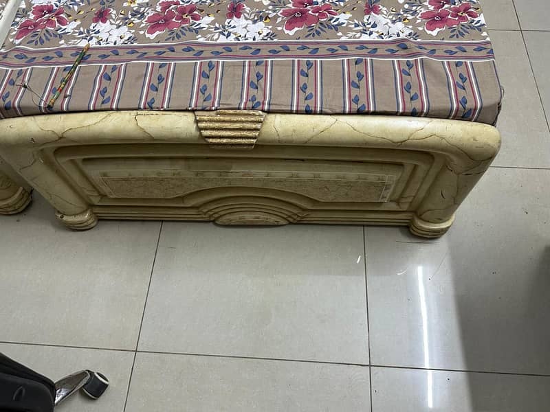 2 single beds 2 side tables 2