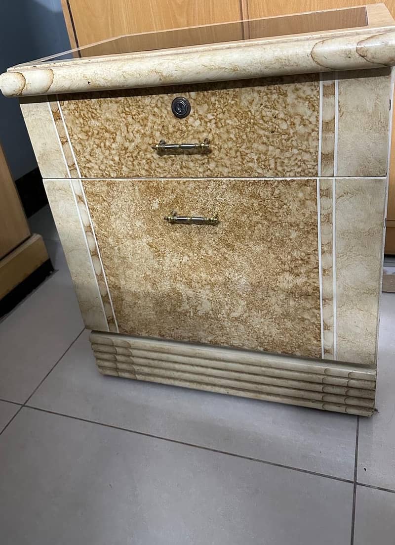 2 single beds 2 side tables 4
