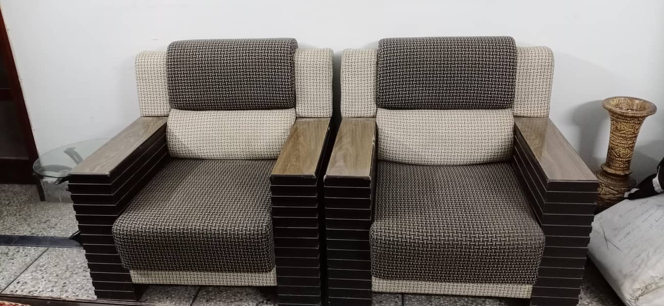 Elegant 5-Seater Sofa Set 9/10 Condition (Wooden Armrest & fabric) 1