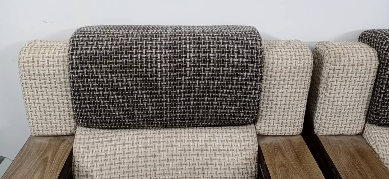 Elegant 5-Seater Sofa Set 9/10 Condition (Wooden Armrest & fabric) 5