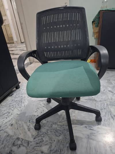 Comfortable Revolving Office Chair – Mesh Back