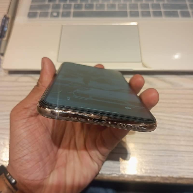 Apple iPhone 11 Pro Max 4