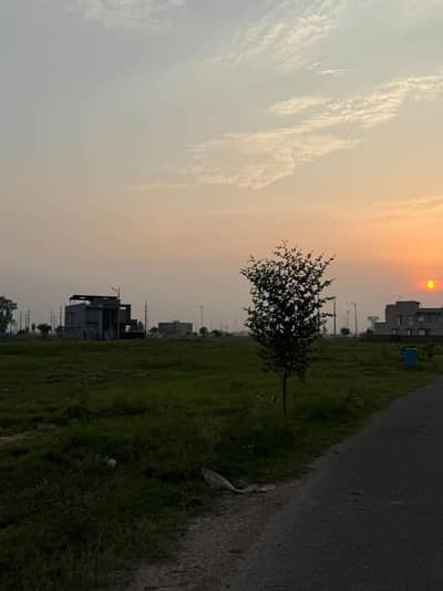 1 KANAL POSSESSION CORNER PLOT 80 FT ROAD DIRECT APPROACH ATTRACTIVE PRICE