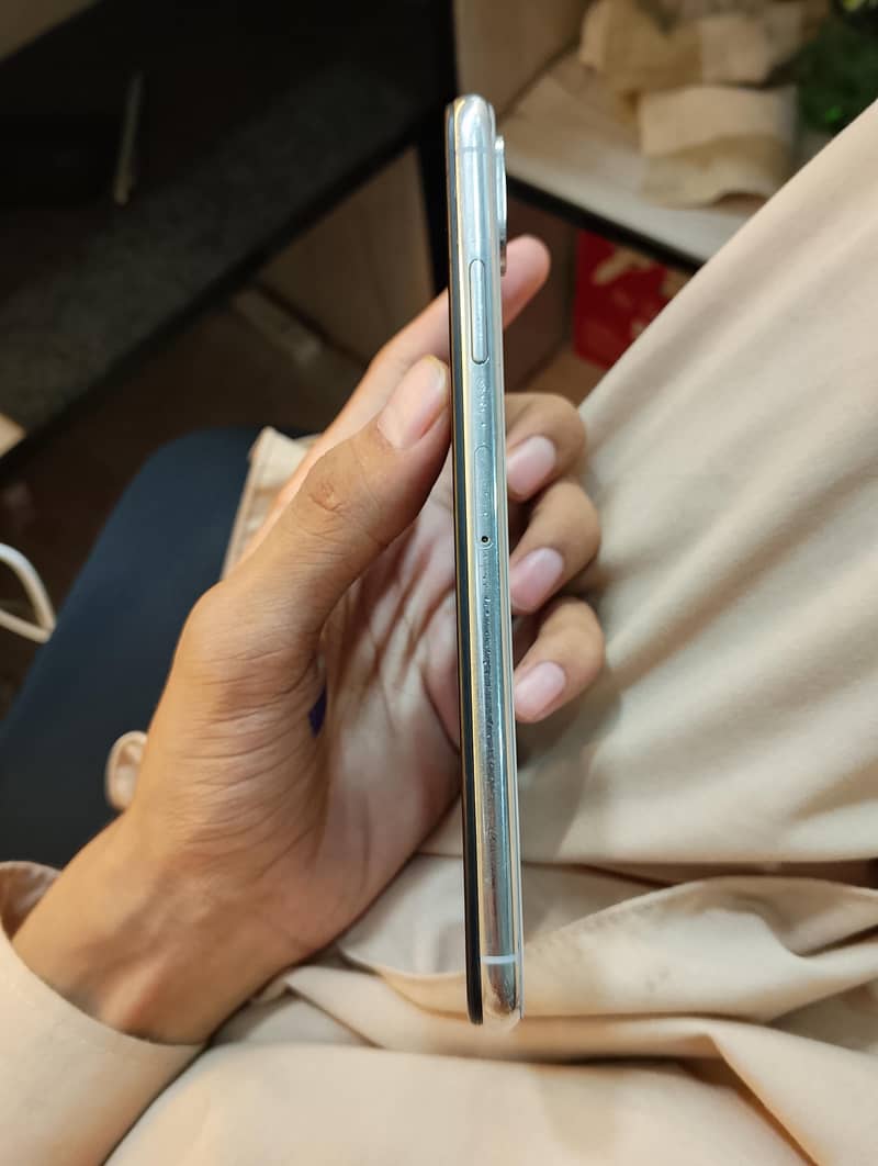 Apple iPhone XS Max 3