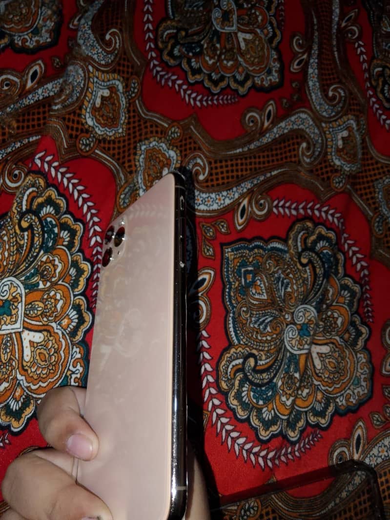 Apple iPhone 11 Pro Max 4
