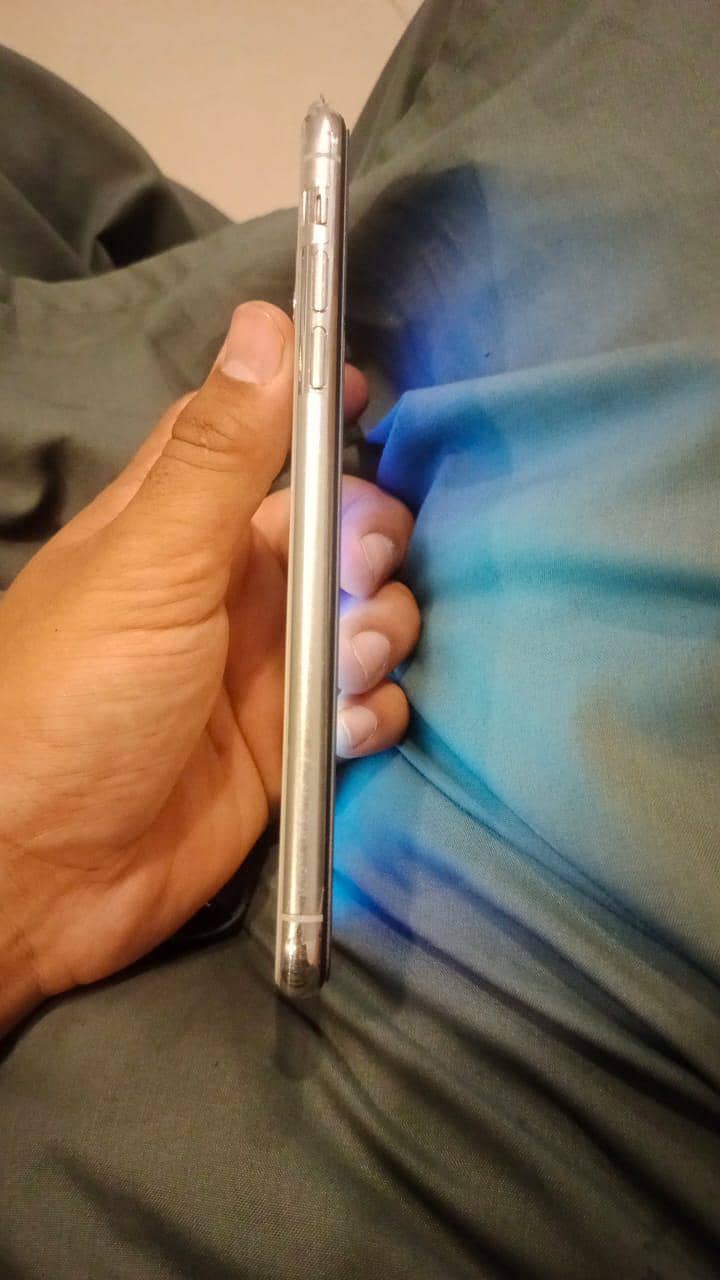 Apple iPhone 11 Pro Max 4