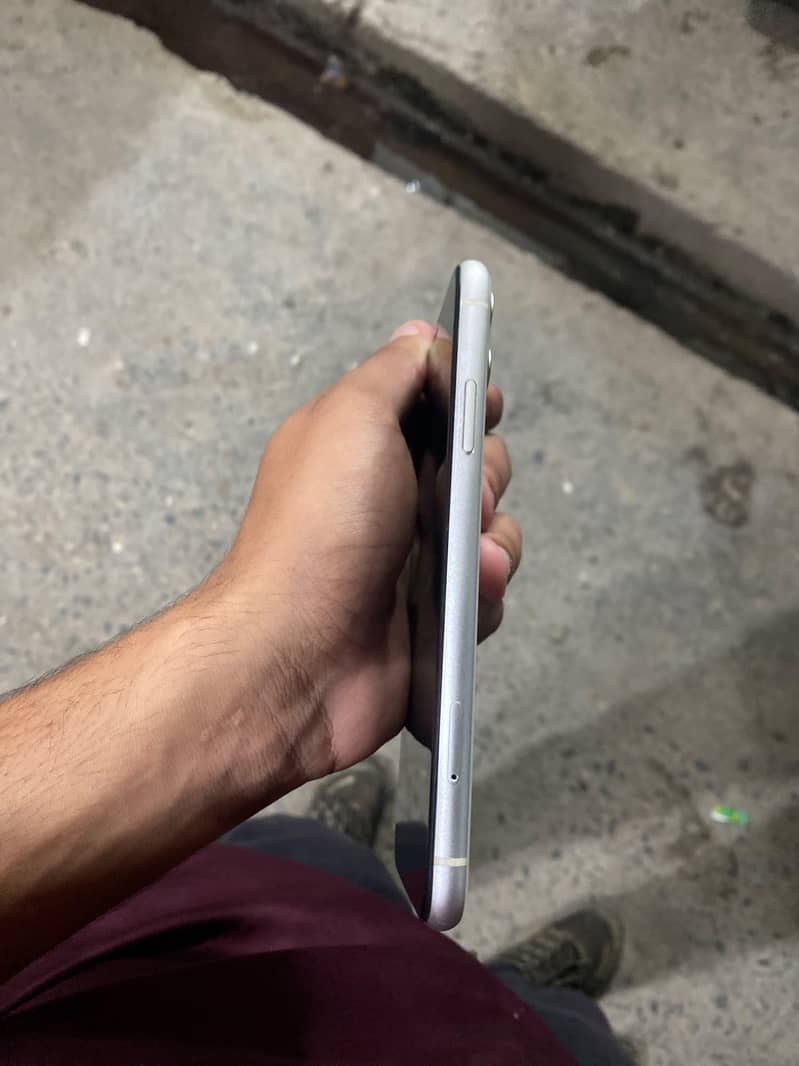 Apple iPhone 11 3
