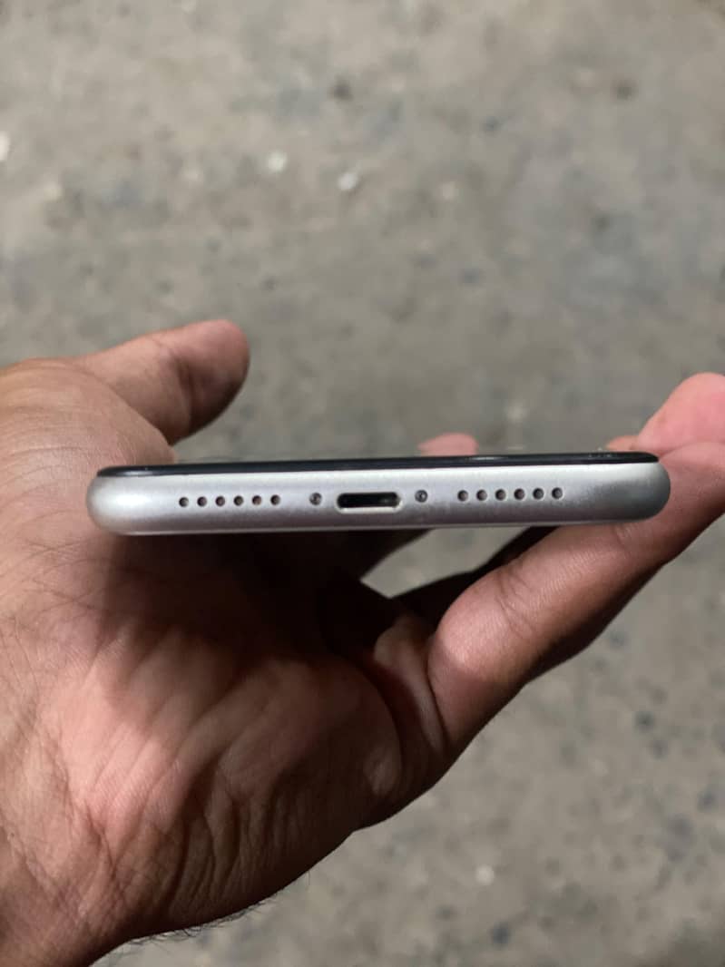 Apple iPhone 11 4
