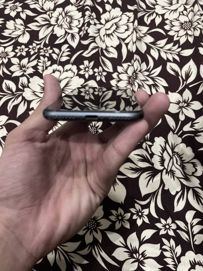 Apple iPhone 8 1