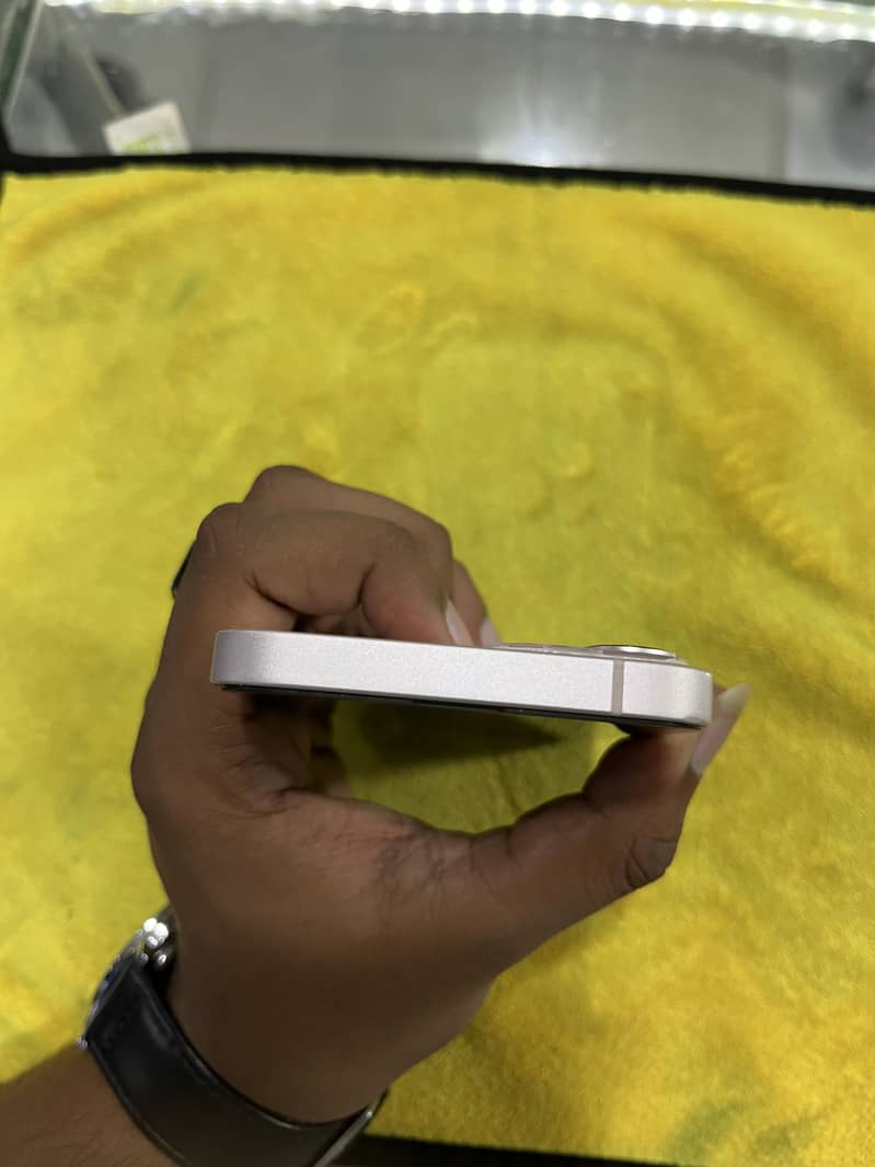 Apple iPhone 13 5