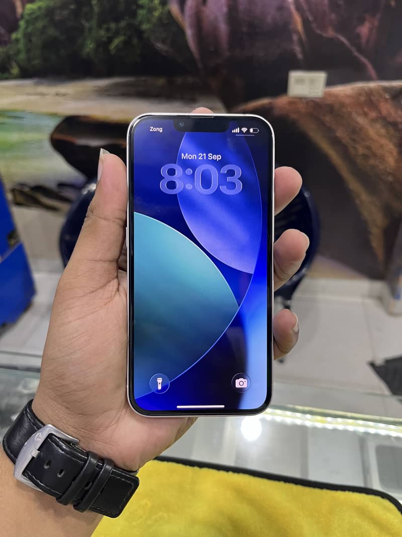 Apple iPhone 13 7