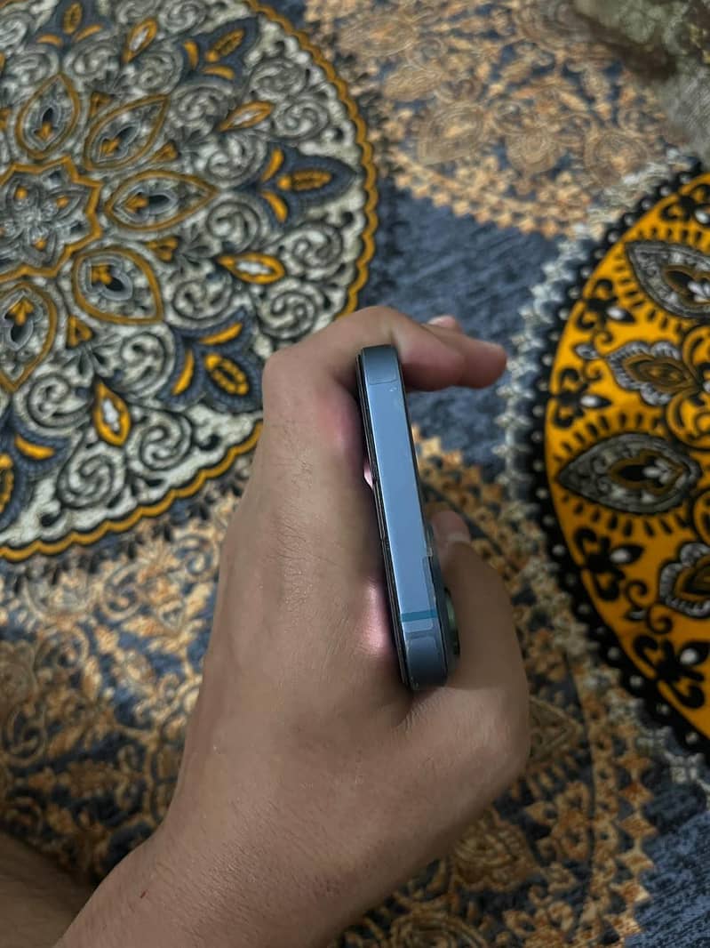 Apple iPhone 13 2