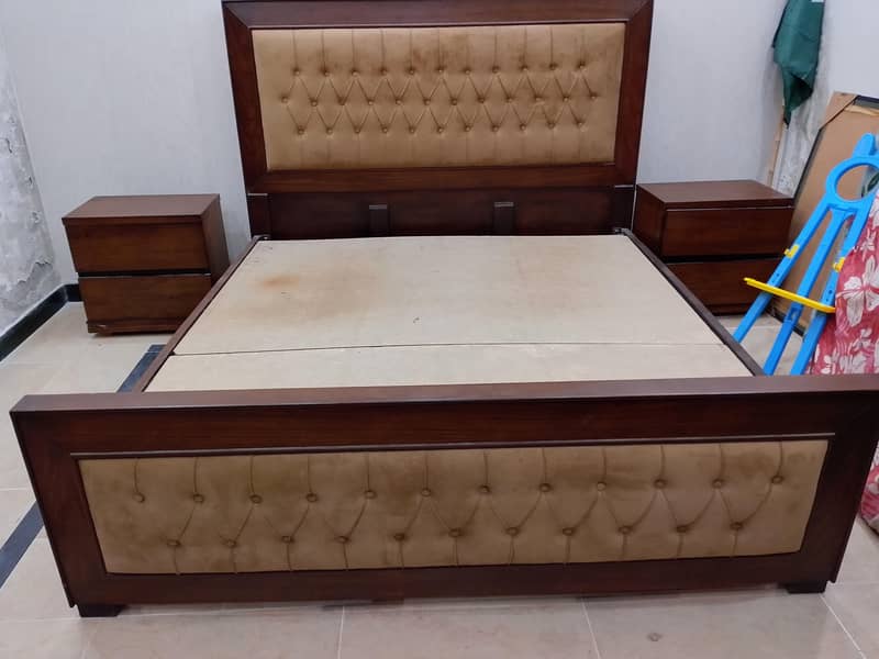 used bed with 2 side table 0