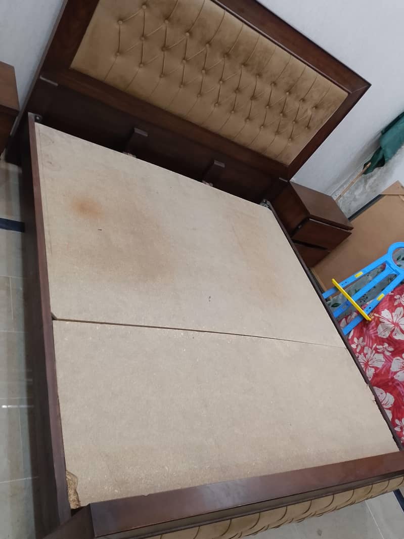 used bed with 2 side table 1