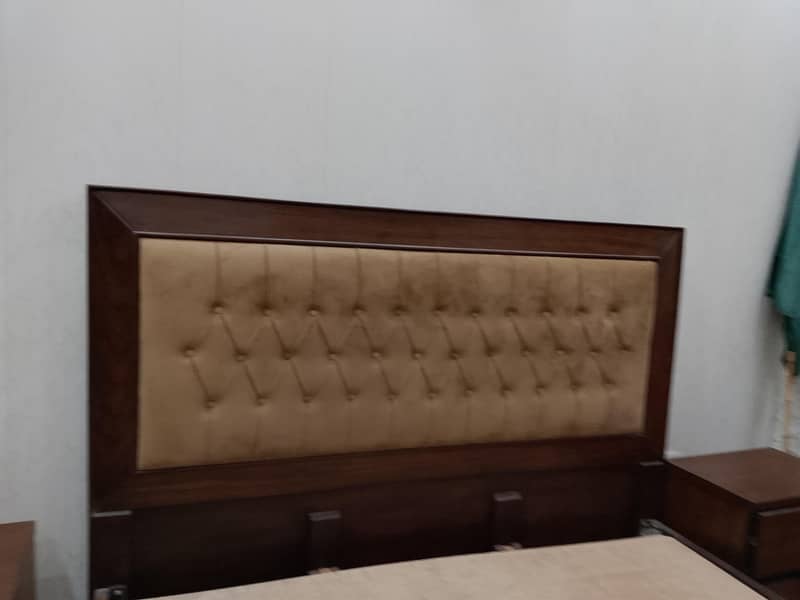 used bed with 2 side table 2