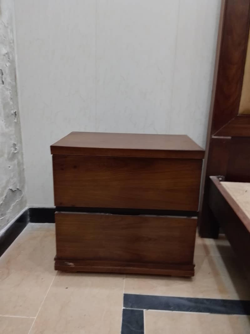 used bed with 2 side table 3