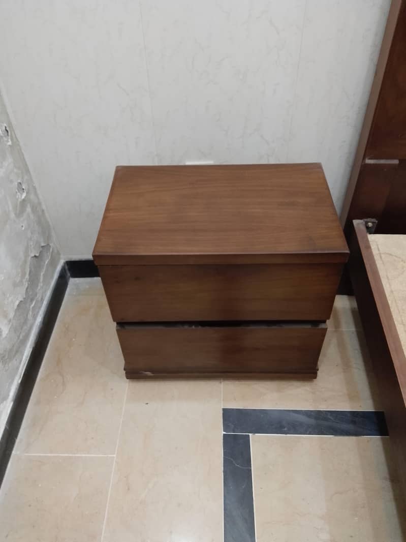used bed with 2 side table 4