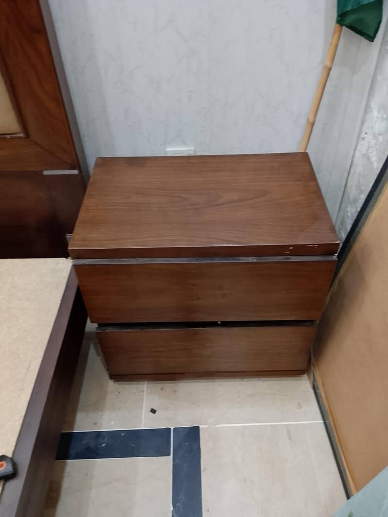 used bed with 2 side table 5