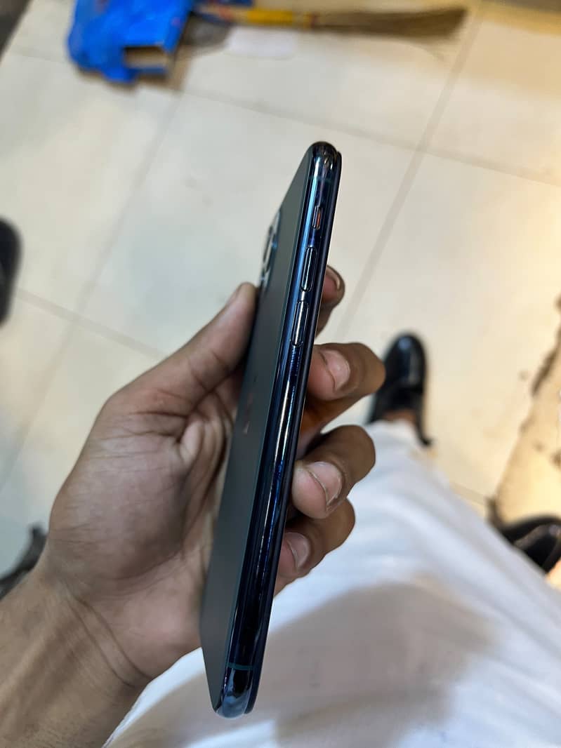Apple iPhone 11 Pro 4