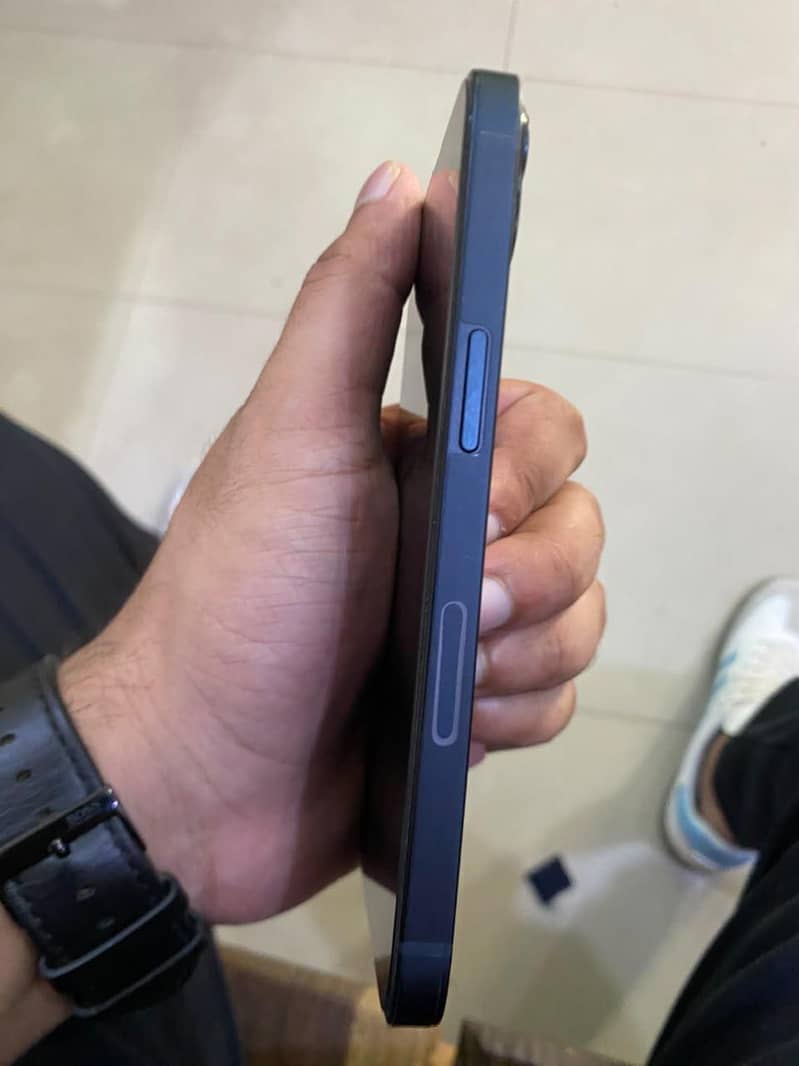 Apple iPhone 13 2