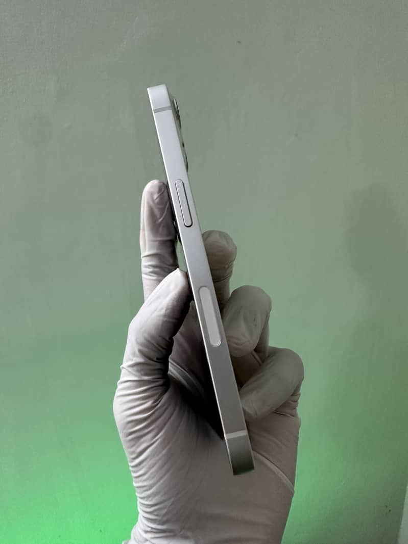 Apple iPhone 13 4