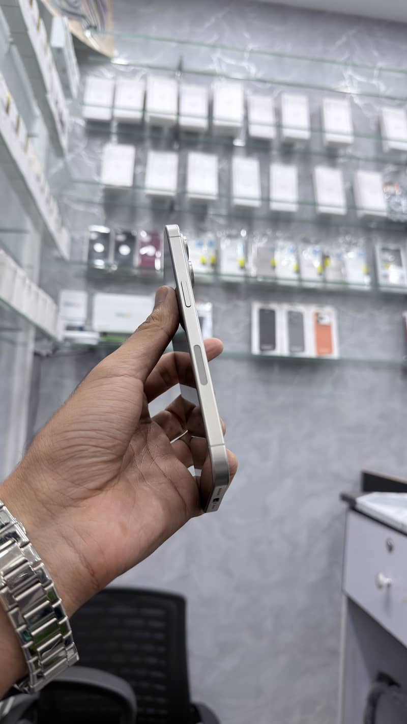 Apple iPhone 15 Pro Max 2