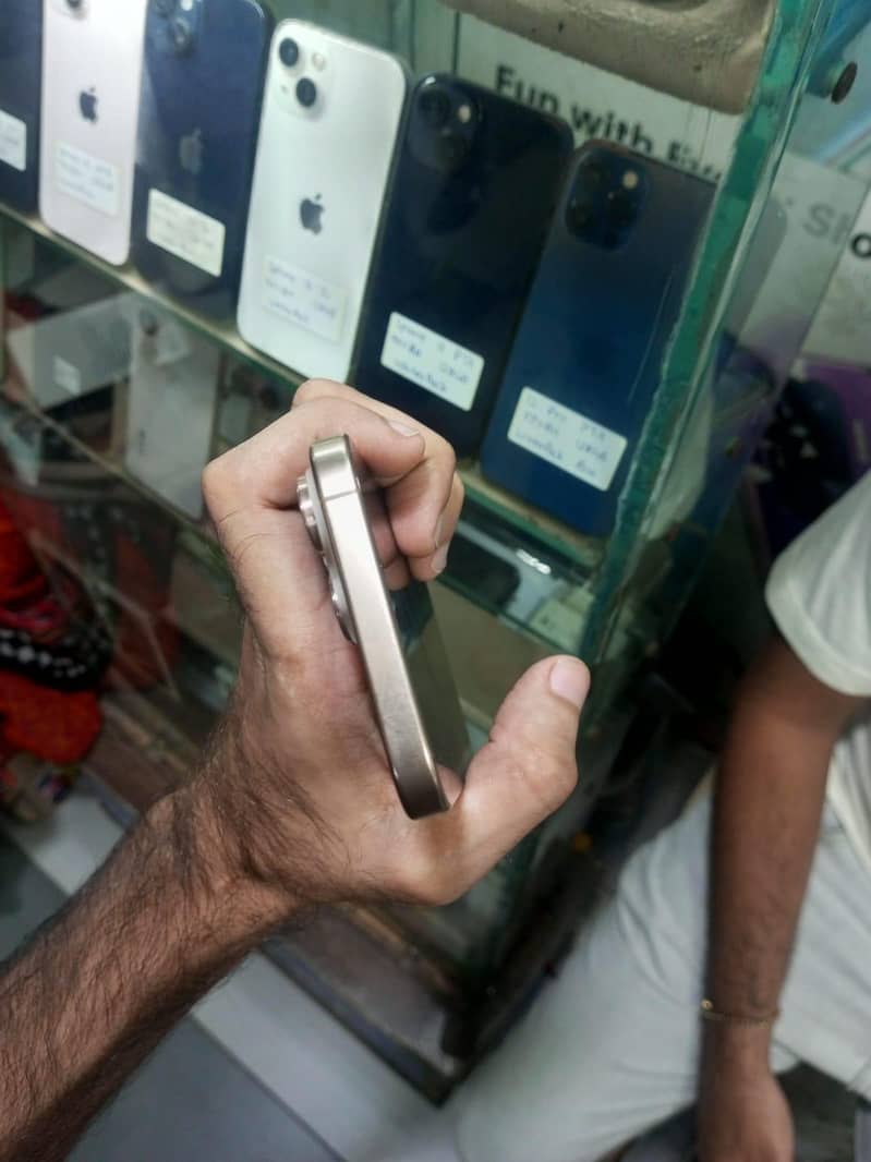 Apple iPhone 16 Pro Max 6