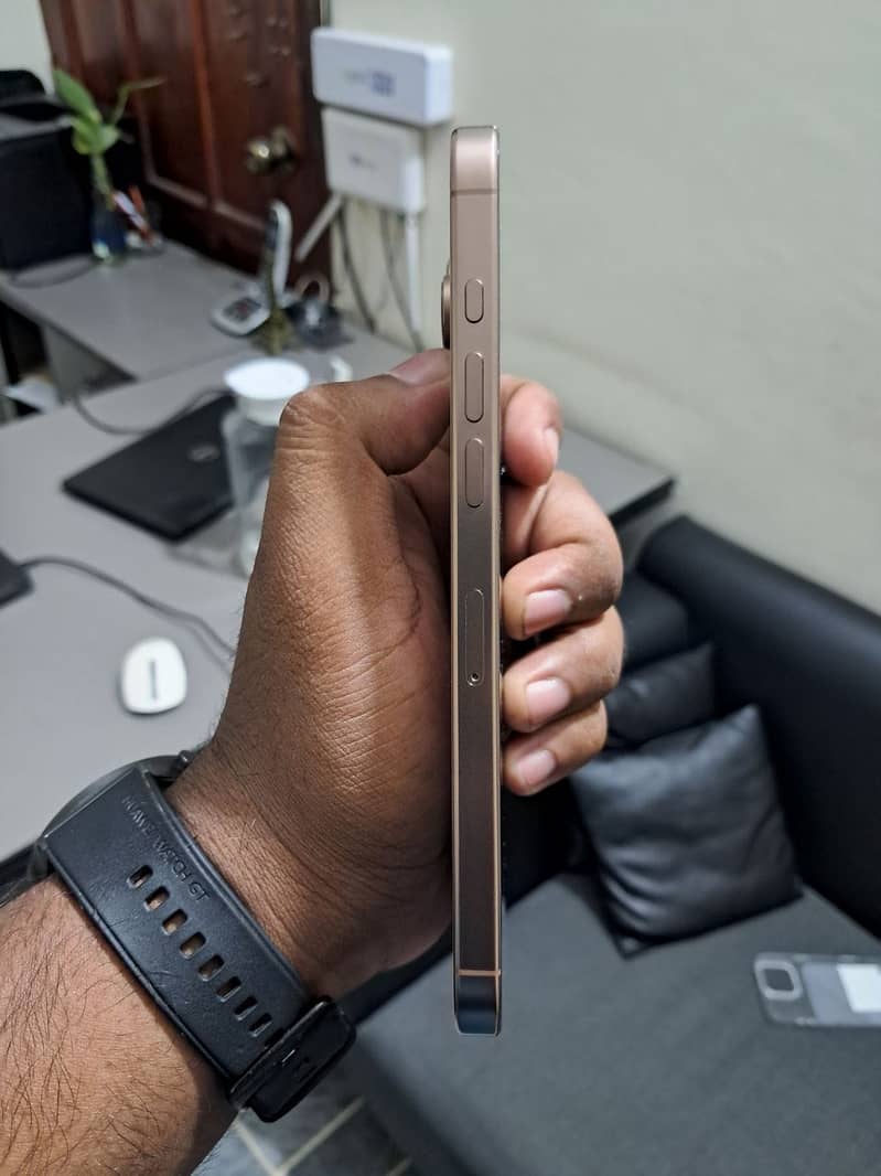 Apple iPhone 16 Pro Max 1