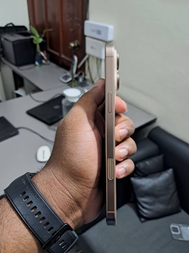 Apple iPhone 16 Pro Max 2
