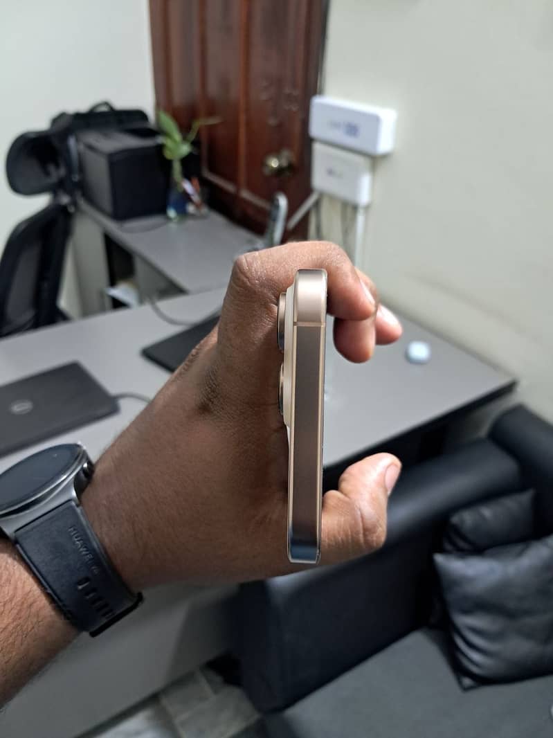 Apple iPhone 16 Pro Max 4