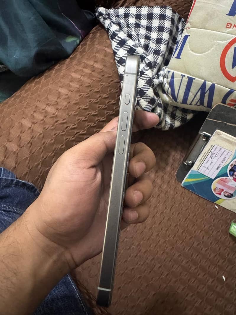 Apple iPhone 15 Pro Max 4