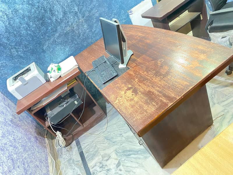 office table with side table. 0