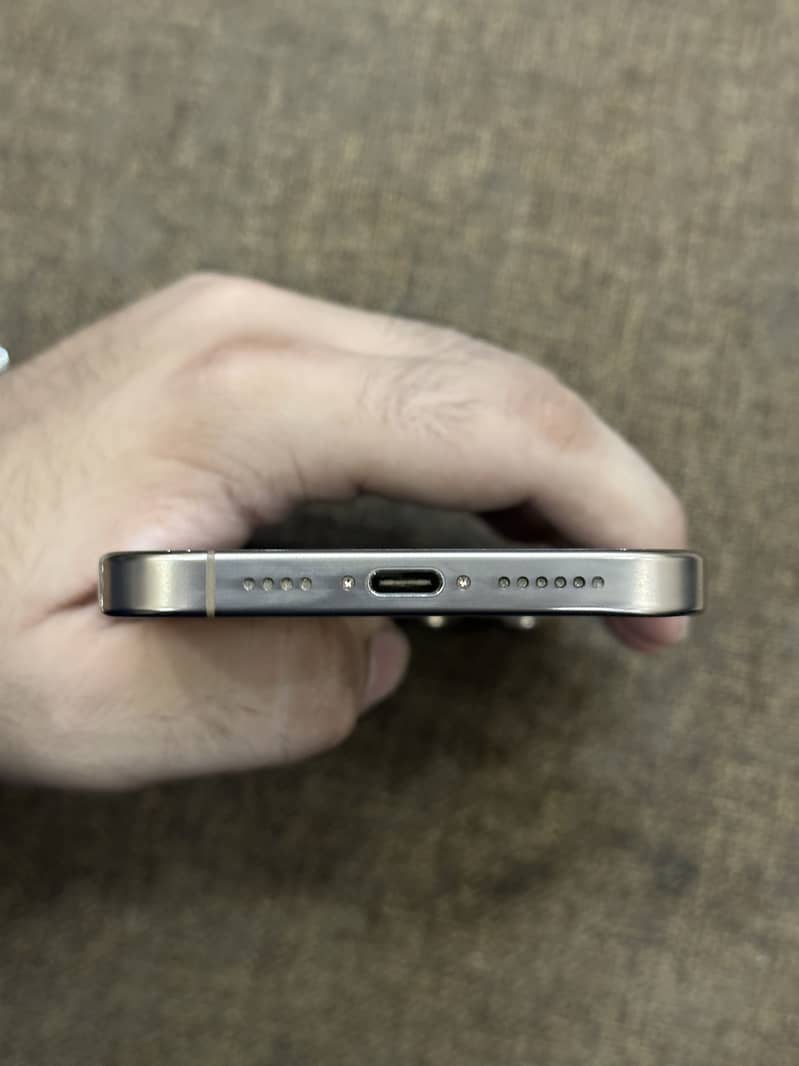 Apple iPhone 16 Pro Max 4