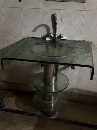 Glass basin with stand