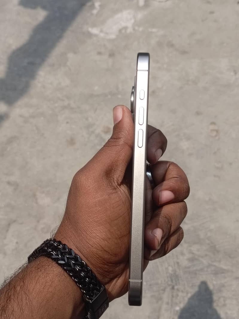 Apple iPhone 15 Pro Max 4