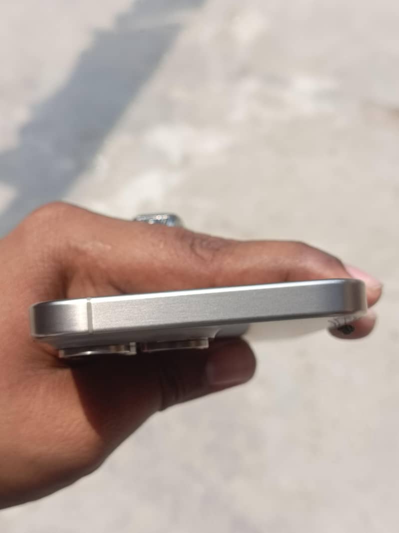 Apple iPhone 15 Pro Max 6