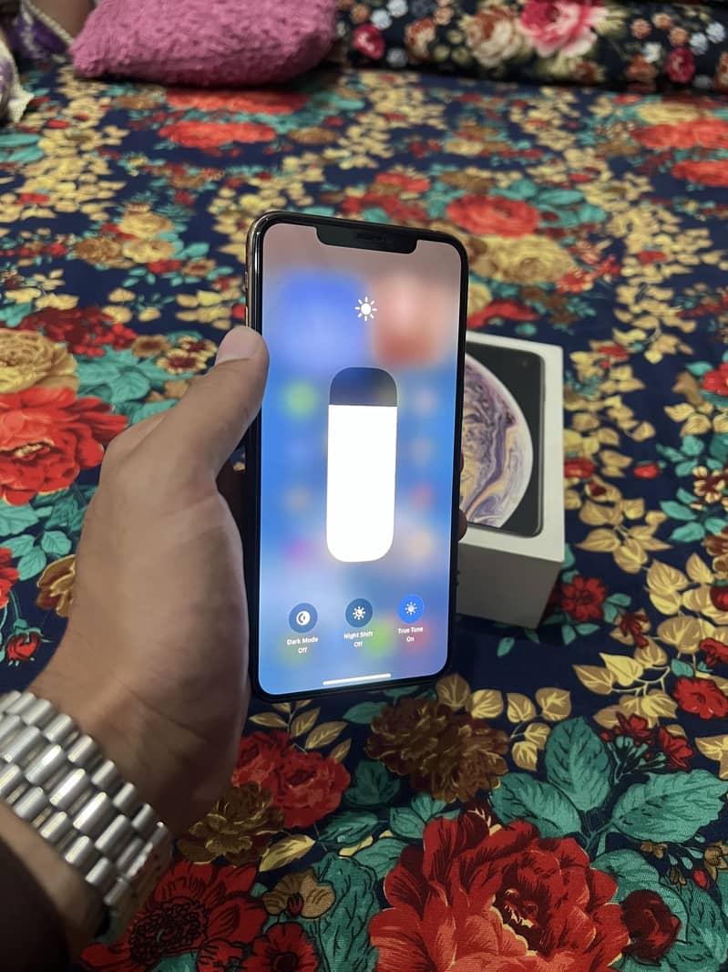 Apple iPhone XS Max 3