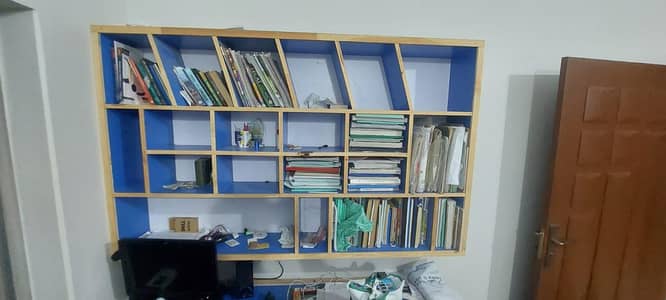 Bookshelf in good condition with plenty of storage