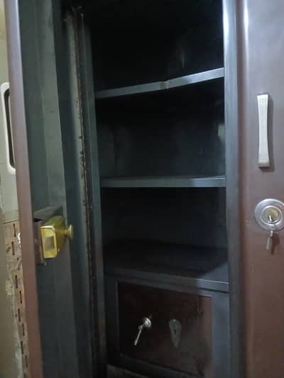 Almari for sale 10 /8 condition urgent sale