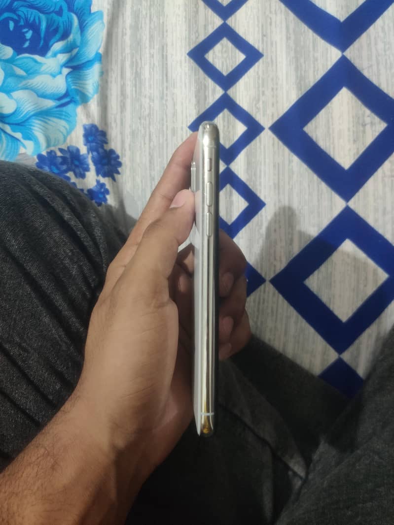 Apple iPhone X 3