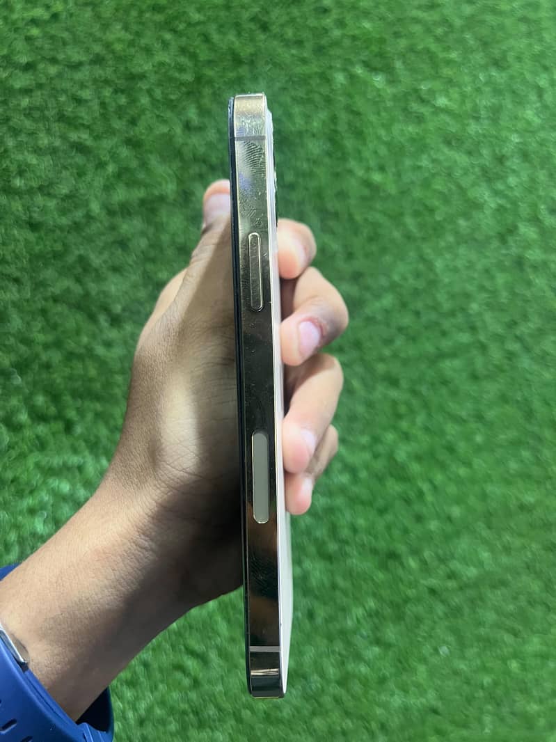 Apple iPhone 12 Pro 4